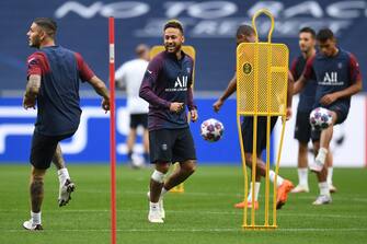 Paris Saint-Germain's Brazilian forward Neymar (C) laughs during a training session at the Luz stadium in Lisbon on August 11, 2020 on the eve of the UEFA Champions League quarter-final football match between Atalanta and Paris Saint-Germain. (Photo by David Ramos / POOL / AFP) (Photo by DAVID RAMOS/POOL/AFP via Getty Images)