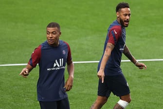 1228004301 Paris Saint-Germain's Brazilian forward Neymar and Paris Saint-Germain's French forward Kylian Mbappe (L) attend a training session at the Luz stadium in Lisbon on August 11, 2020 on the eve of the UEFA Champions League quarter-final football match between Atalanta and Paris Saint-Germain. (Photo by RAFAEL MARCHANTE / POOL / AFP) (Photo by RAFAEL MARCHANTE/POOL/AFP via Getty Images)
