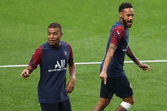 Paris Saint-Germain's Brazilian forward Neymar and Paris Saint-Germain's French forward Kylian Mbappe (L) attend a training session at the Luz stadium in Lisbon on August 11, 2020 on the eve of the UEFA Champions League quarter-final football match between Atalanta and Paris Saint-Germain. (Photo by RAFAEL MARCHANTE / POOL / AFP) (Photo by RAFAEL MARCHANTE/POOL/AFP via Getty Images)