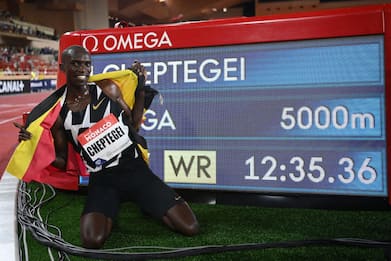 Atletica, record del mondo per Cheptegei nei 5.000 metri