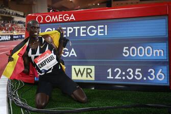 MONACO, MONACO - AUGUST 14: Joshua Cheptegei of Uganda poses for a photo next to a timing board displaying the new world record during the Herculis EBS Monaco 2020 Diamond League meeting at Stade Louis II on August 14, 2020 in Monaco, Monaco. (Photo by Matthias Hangst/Getty Images)