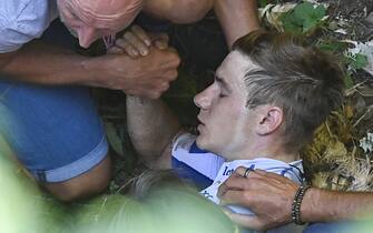 1228056188 Deceuninck - Quick Step Belgium rider Remco Evenepoel is helped by staff member as he lies down after crashed during the 114th edition of the giro di Lombardia (Tour of Lombardy), a 231 km cycling race from Bergamo to Como on August 15, 2020. (Photo by Marco BERTORELLO / AFP) (Photo by MARCO BERTORELLO/AFP via Getty Images)
