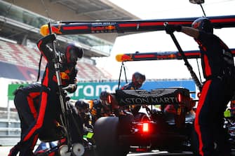 BARCELONA, SPAIN - AUGUST 16: Alexander Albon of Thailand driving the (23) Aston Martin Red Bull Racing RB16 makes a pitstop during the F1 Grand Prix of Spain at Circuit de Barcelona-Catalunya on August 16, 2020 in Barcelona, Spain. (Photo by Mark Thompson/Getty Images)