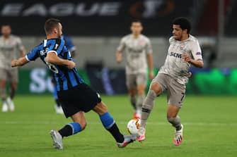 Inter Milan's Dutch defender Stefan de Vrij (L) and Shakhtar Donetsk's Brazilian midfielder Taison vie for the ball during the UEFA Europa League semi-final football match Inter Milan v Shakhtar Donetsk on August 17, 2020 in Duesseldorf, western Germany. (Photo by Lars Baron / POOL / AFP) (Photo by LARS BARON/POOL/AFP via Getty Images)