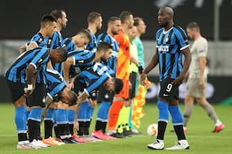 Inter Milan's Belgian forward Romelu Lukaku (R) and his teammates line up prior to the UEFA Europa League semi-final football match Inter Milan v Shakhtar Donetsk on August 17, 2020 in Duesseldorf, western Germany. (Photo by Lars Baron / POOL / AFP) (Photo by LARS BARON/POOL/AFP via Getty Images)