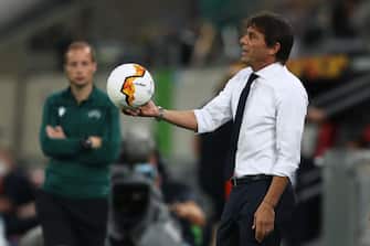 Inter Milan's Italian head coach Antonio Conte hold the defect ball on the sidelines during the UEFA Europa League semi-final football match Inter Milan v Shakhtar Donetsk on August 17, 2020 in Duesseldorf, western Germany. (Photo by Lars Baron / POOL / AFP) (Photo by LARS BARON/POOL/AFP via Getty Images)