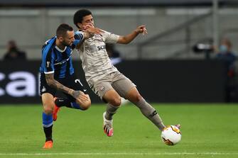 Inter Milan's Croatian midfielder Marcelo Brozovic (L) and Shakhtar Donetsk's Brazilian midfielder Taison vie for the ball during the UEFA Europa League semi-final football match Inter Milan v Shakhtar Donetsk on August 17, 2020 in Duesseldorf, western Germany. (Photo by Lars Baron / POOL / AFP) (Photo by LARS BARON/POOL/AFP via Getty Images)