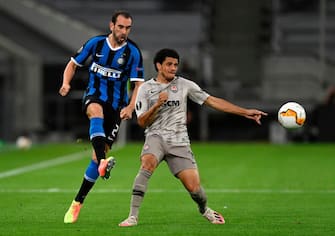 Inter Milan's Uruguayan defender Diego Godin (L) and Shakhtar Donetsk's Brazilian midfielder Taison vie for the ball during the UEFA Europa League semi-final football match Inter Milan v Shakhtar Donetsk on August 17, 2020 in Duesseldorf, western Germany. (Photo by Sascha Steinbach / POOL / AFP) (Photo by SASCHA STEINBACH/POOL/AFP via Getty Images)