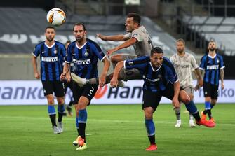 Shakhtar Donetsk's Ukrainian forward Junior Moraes (C) gets to the ball ahead of Inter Milan's Uruguayan defender Diego Godin (L) and Inter Milan's Italian defender Danilo D'Ambrosio (R) during the UEFA Europa League semi-final football match Inter Milan v Shakhtar Donetsk on August 17, 2020 in Duesseldorf, western Germany. (Photo by Lars Baron / POOL / AFP) (Photo by LARS BARON/POOL/AFP via Getty Images)