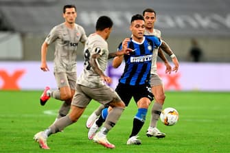 Shakhtar Donetsk's Brazilian midfielder Dodo and Inter Milan's Argentinian forward Lautaro Martinez (R) vie for the ball during the UEFA Europa League semi-final football match Inter Milan v Shakhtar Donetsk on August 17, 2020 in Duesseldorf, western Germany. (Photo by Sascha Steinbach / POOL / AFP) (Photo by SASCHA STEINBACH/POOL/AFP via Getty Images)