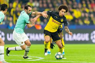 DORTMUND, GERMANY - NOVEMBER 05: Diego Godin of Inter Mailand and Axel Witsel of Borussia Dortmund battle for the ball during the UEFA Champions League group F match between Borussia Dortmund and Inter at Signal Iduna Park on November 5, 2019 in Dortmund, Germany. (Photo by TF-Images/Getty Images)