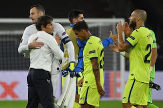 GELSENKIRCHEN, GERMANY - AUGUST 05:  Antonio Conte, Manager of Inter Milan embraces Samir Handanovic at full-time during the UEFA Europa League round of 16 single-leg match between FC Internazionale and Getafe CF at Arena AufSchalke on August 05, 2020 in Gelsenkirchen, Germany.  (Photo by ina Fassbender/Pool via Getty Images)
