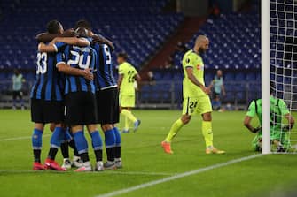 GELSENKIRCHEN, GERMANY - AUGUST 05: Christina Eriksen of Inter Milan celebrates after scoring his sides second goal with team mates during the UEFA Europa League round of 16 single-leg match between FC Internazionale and Getafe CF at Arena AufSchalke on August 05, 2020 in Gelsenkirchen, Germany.  (Photo by Lars Baron/Getty Images)