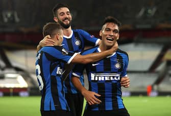 DUESSELDORF, GERMANY - AUGUST 17: Lautaro Martinez of Inter Milan celebrates with his team mates after scoring his team's third goal during the UEFA Europa League Semi Final between Internazionale and Shakhtar Donetsk at Merkur Spiel-Arena on August 17, 2020 in Duesseldorf, Germany. (Photo by Lars Baron/Getty Images)