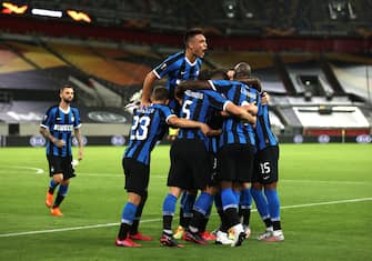 DUESSELDORF, GERMANY - AUGUST 17: Danilo D'Ambrosio of Inter Milan celebrates with Lautaro Martinez and his team mates after scoring his team's second goal during the UEFA Europa League Semi Final between Internazionale and Shakhtar Donetsk at Merkur Spiel-Arena on August 17, 2020 in Duesseldorf, Germany. (Photo by Lars Baron/Getty Images)