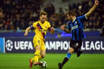 MILAN, ITALY - DECEMBER 10:  (L - R) Ivan Rakitic of FC Barccelona competes for the ball with Stefan de Vrij of FC Interzazionale during the UEFA Champions League group F match between Inter and FC Barcelona at Giuseppe Meazza Stadium on December 10, 2019 in Milan, Italy.  (Photo by Pier Marco Tacca/Getty Images)