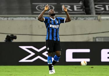 DUESSELDORF, GERMANY - AUGUST 17: Romelu Lukaku of Inter Milan celebrates after scoring his team's fifth goal during the UEFA Europa League Semi Final between Internazionale and Shakhtar Donetsk at Merkur Spiel-Arena on August 17, 2020 in Duesseldorf, Germany. (Photo by Sascha Steinbach/Pool via Getty Images)