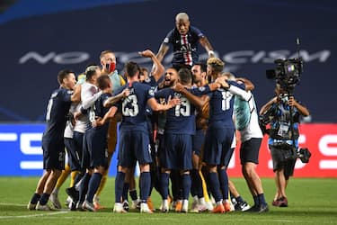 Paris Saint-Germain players celebrate their win at the end of the UEFA Champions League semi-final football match between Leipzig and Paris Saint-Germain at the Luz stadium, in Lisbon on August 18, 2020. (Photo by David Ramos / POOL / AFP) (Photo by DAVID RAMOS/POOL/AFP via Getty Images)