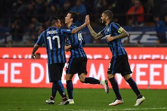 MILAN, ITALY - APRIL 16:  Mauro Icardi (R) of FC Internazionale Milano celebrates after scoring the opening goal with team mates during the Serie A match between FC Internazionale Milano and SSC Napoli at Stadio Giuseppe Meazza on April 16, 2016 in Milan, Italy.  (Photo by Valerio Pennicino/Getty Images)
