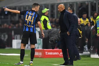 1131276399 MILAN, ITALY - MARCH 17: Ivan Perisic of FC Internazionale chats with Luciano Spalletti head coach of FC Internazionale during the Serie A match between AC Milan and FC Internazionale at Stadio Giuseppe Meazza on March 17, 2019 in Milan, Italy. (Photo by Alessandro Sabattini/Getty Images)