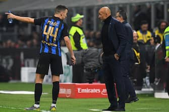 MILAN, ITALY - MARCH 17:  Ivan Perisic of FC Internazionale chats with Luciano Spalletti head coach of FC Internazionale during the Serie A match between AC Milan and FC Internazionale at Stadio Giuseppe Meazza on March 17, 2019 in Milan, Italy.  (Photo by Alessandro Sabattini/Getty Images)