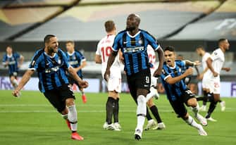 epa08616927 Romelu Lukaku (C) of Inter celebrates scoring the opening goal from the penalty spot during the UEFA Europa League final match between Sevilla FC and Inter Milan in Cologne, Germany 21 August 2020.  EPA/Lars Baron / POOL