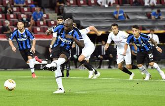 epa08616924 Romelu Lukaku of Inter scores the 1-0 by penalty during the UEFA Europa League final match between Sevilla FC and Inter Milan in Cologne, Germany 21 August 2020.  EPA/Martin Meissner / POOL