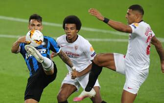 epa08616978 Lautaro Martinez (L) of Inter in action against Jules Kounde (C) and Diego Carlos of Sevilla during the UEFA Europa League final match between Sevilla FC and Inter Milan in Cologne, Germany 21 August 2020.  EPA/Friedemann Vogel / POOL