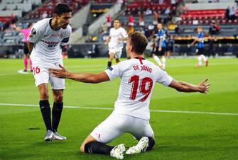 epa08616953 Sevilla's Luuk de Jong (R) celebrates with teammate Jesus Navas (L) after scoring the 1-1 equalizer during the UEFA Europa League final match between Sevilla FC and Inter Milan in Cologne, Germany, 21 August 2020.  EPA/Wolfgang Rattay / POOL