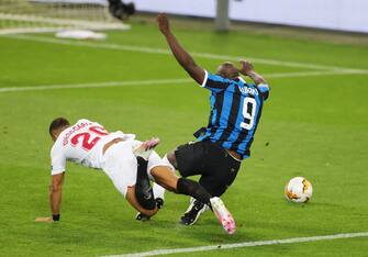 epa08616934 Romelu Lukaku (R) of Inter is fouled by Diego Carlos of Sevilla during the UEFA Europa League final match between Sevilla FC and Inter Milan in Cologne, Germany 21 August 2020.  EPA/Friedemann Vogel / POOL