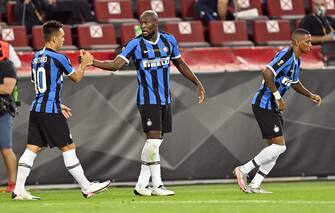 epa08616939 Romelu Lukaku of Inter (R) celebrates scoring the 1-0 by penalty with Lautaro Martinez during the UEFA Europa League final match between Sevilla FC and Inter Milan in Cologne, Germany 21 August 2020.  EPA/Martin Meissner / POOL