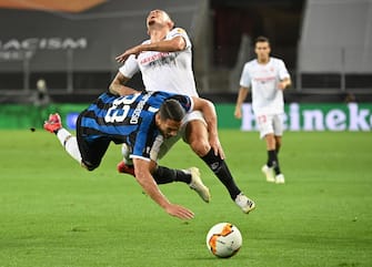 epa08616984 Danilo D'Ambrosio (L) of Inter in action against Lucas Ocampos of Sevilla during the UEFA Europa League final match between Sevilla FC and Inter Milan in Cologne, Germany 21 August 2020.  EPA/Ina Fassbender / POOL