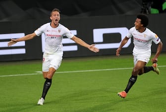 epa08617045 Luuk de Jong (L) of Sevilla celebrates with teammate Jules Kounde after scoring his second goal during the UEFA Europa League final match between Sevilla FC and Inter Milan in Cologne, Germany 21 August 2020.  EPA/Friedemann Vogel / POOL