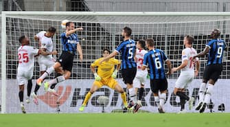 epa08617065 Diego Godin (3-L) of Inter scores the 2-2 equalizer during the UEFA Europa League final match between Sevilla FC and Inter Milan in Cologne, Germany, 21 August 2020.  EPA/Wolfgang Rattay / POOL