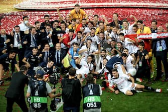 epa08617421 The team of Sevilla poses with the UEFA Europa League trophy following the UEFA Europa League final soccer match between Sevilla FC and Inter Milan in Cologne, Germany 21 August 2020.  EPA/Friedemann Vogel / POOL