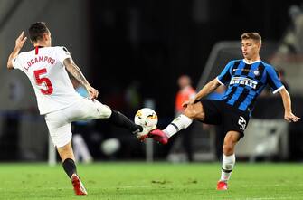 epa08617174 Nicolo Barella (R) of Inter in action against Lucas Ocampos (L) of Sevilla during the UEFA Europa League final match between Sevilla FC and Inter Milan in Cologne, Germany, 21 August 2020.  EPA/Wolfgang Rattay / POOL