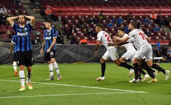 epa08617210 Diego Carlos of Sevilla (C) reacts with teammates after an own goal (2-3) by Romelu Lukaku during the UEFA Europa League final match between Sevilla FC and Inter Milan in Cologne, Germany 21 August 2020. Left is Diego Godin of Inter.  EPA/Martin Meissner / POOL
