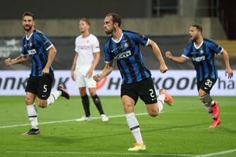 epa08617049 Diego Godin (C) of Inter celebrates scoring the 2-2 equalizer during the UEFA Europa League final match between Sevilla FC and Inter Milan in Cologne, Germany 21 August 2020.  EPA/Lars Baron / POOL