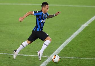 epa08617131 Lautaro Martinez of Inter in action during the UEFA Europa League final match between Sevilla FC and Inter Milan in Cologne, Germany 21 August 2020.  EPA/Friedemann Vogel / POOL