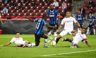 epa08617308 Inter's Victor Moses (2-L) in action during the UEFA Europa League final match between Sevilla FC and Inter Milan in Cologne, Germany, 21 August 2020.  EPA/Wolfgang Rattay / POOL