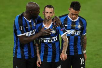 epa08617132 (from left) Romelu Lukaku, Marcelo Brozovic and Lautaro Martinez of Inter leave the pitch at half time during the UEFA Europa League final match between Sevilla FC and Inter Milan in Cologne, Germany 21 August 2020.  EPA/Friedemann Vogel / POOL