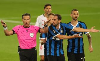 epa08617134 Referee Danny Makkelie (L) and Diego Godin of Inter during the UEFA Europa League final match between Sevilla FC and Inter Milan in Cologne, Germany 21 August 2020.  EPA/Friedemann Vogel / POOL