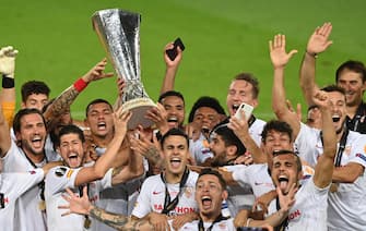 epa08617357 Players of Sevilla lift the trophy after winning the UEFA Europa League final match between Sevilla FC and Inter Milan in Cologne, Germany 21 August 2020.  EPA/Ina Fassbender / POOL