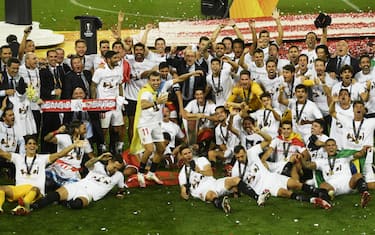epa08617485 Players and officials of Sevilla celebrate after the UEFA Europa League final match between Sevilla FC and Inter Milan in Cologne, Germany 21 August 2020.  EPA/Ina Fassbender / POOL