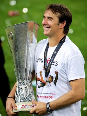 epa08617474 Sevilla's head coach Julen Lopetegui poses with the UEFA Europa League trophy following the UEFA Europa League final soccer match between Sevilla FC and Inter Milan in Cologne, Germany 21 August 2020.  EPA/Friedemann Vogel / POOL