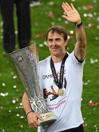 epa08617465 Sevilla coach Julen Lopetegui holds the trophy after winning the UEFA Europa League final match between Sevilla FC and Inter Milan in Cologne, Germany 21 August 2020. Sevilla won 3-2.  EPA/Ina Fassbender / POOL