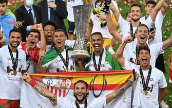 epa08617406 Players of Sevilla lift the trophy after winning the UEFA Europa League final match between Sevilla FC and Inter Milan in Cologne, Germany 21 August 2020.  EPA/Ina Fassbender / POOL