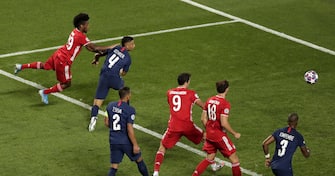epa08620735 Kingsley Coman (L) of Bayern scores the opening goal during the UEFA Champions League final between Paris Saint-Germain and Bayern Munich in Lisbon, Portugal, 23 August 2020.  EPA/Manu Fernandez / POOL