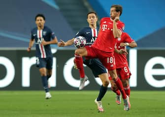 epa08620481 Ander Herrera of PSG in action against Leon Goretzka of Bayern (R) during the UEFA Champions League final between Paris Saint-Germain and Bayern Munich in Lisbon, Portugal, 23 August 2020.  EPA/Miguel A. Lopes / POOL