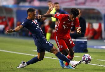 epa08620479 Thilo Kehrer (L) of PSG in action against Kingsley Coman (R) of Munich during the UEFA Champions League final between Paris Saint-Germain and Bayern Munich in Lisbon, Portugal, 23 August 2020.  EPA/Matt Childs / POOL